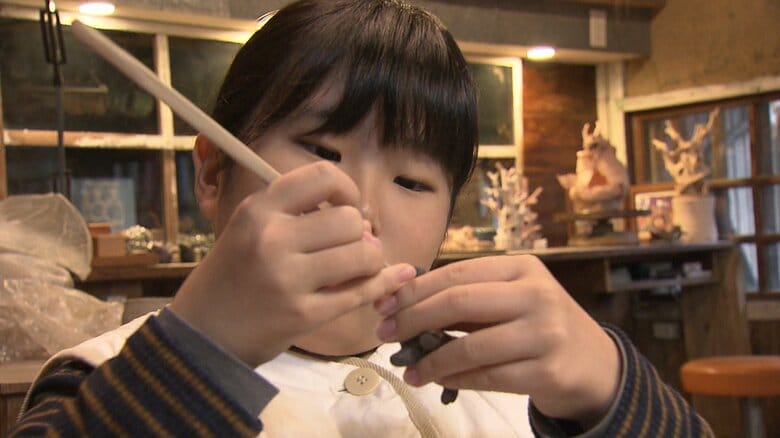 作品づくりに没頭する海さん