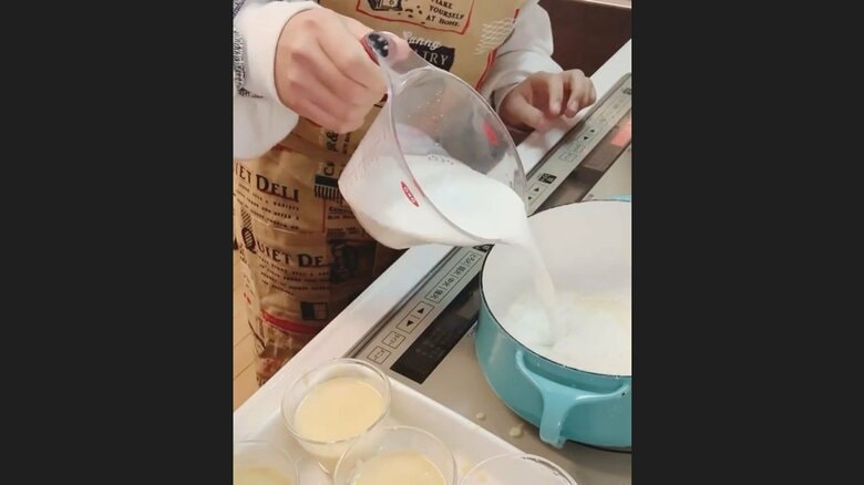 長女さんも料理好き。クレームブリュレを作る様子