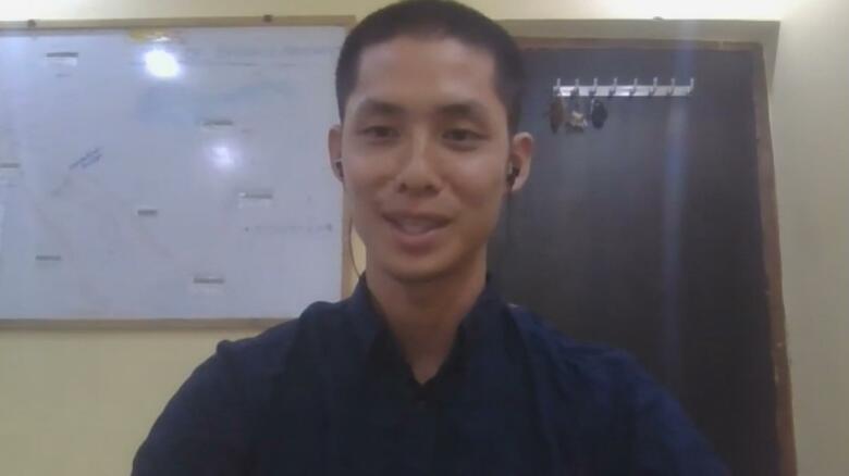 ボールを蹴る楽しさを伝えたいと話す萩原さん