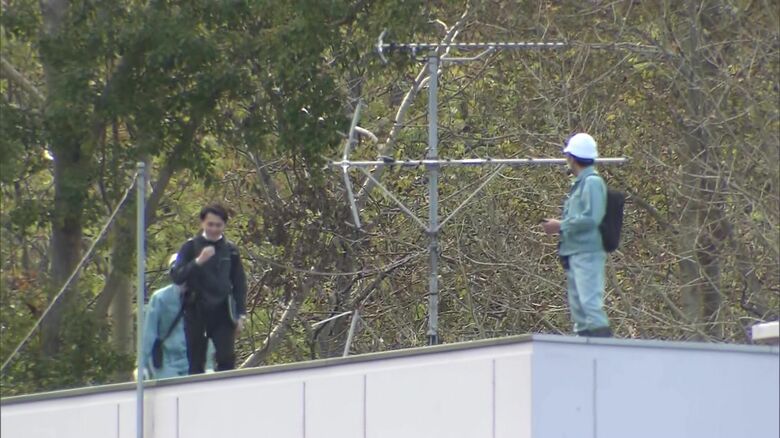 警戒する市の職員と警察