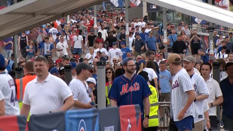 球場外を歩く大勢の観客