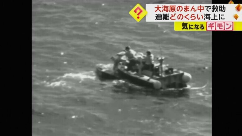 救助船がボートのに近づき、男性を救助する