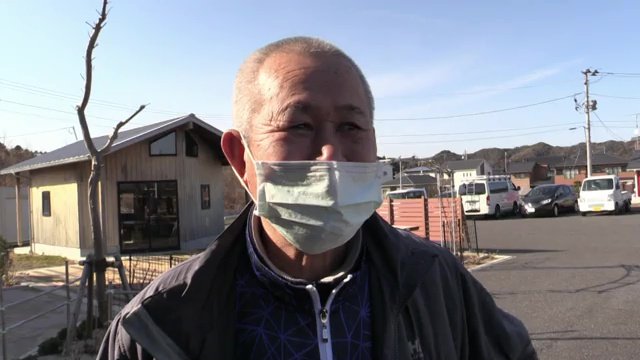 献花に訪れた小松光一さん