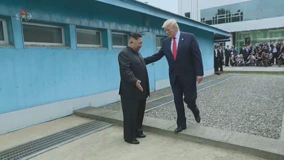  双方が板門店の軍事境界線を越え互いの手を握った　2019年6月