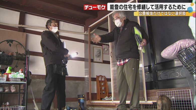 建築士に家を見てもらう山本行男さん（右）