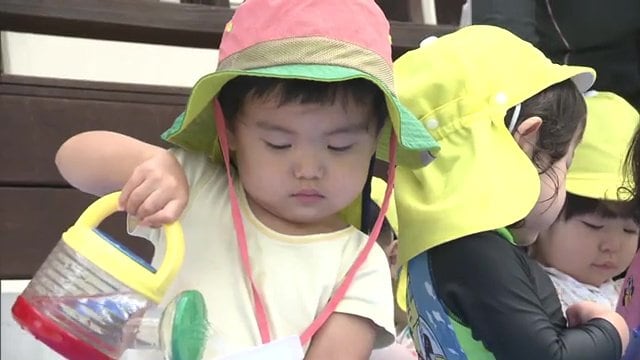 お友達とプールで遊ぶたける君
