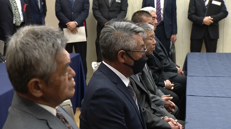岸田首相が漁師らと面会し、感謝を伝えた（22日午後、和歌山市）