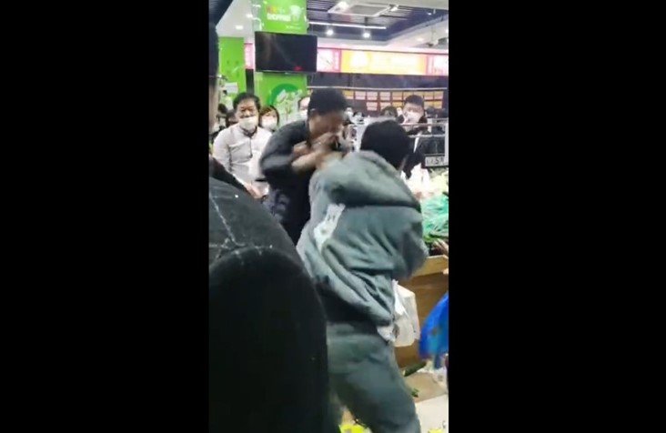 ロックダウン前夜のスーパーでは客同士が取っ組み合いに（中国SNSより）　