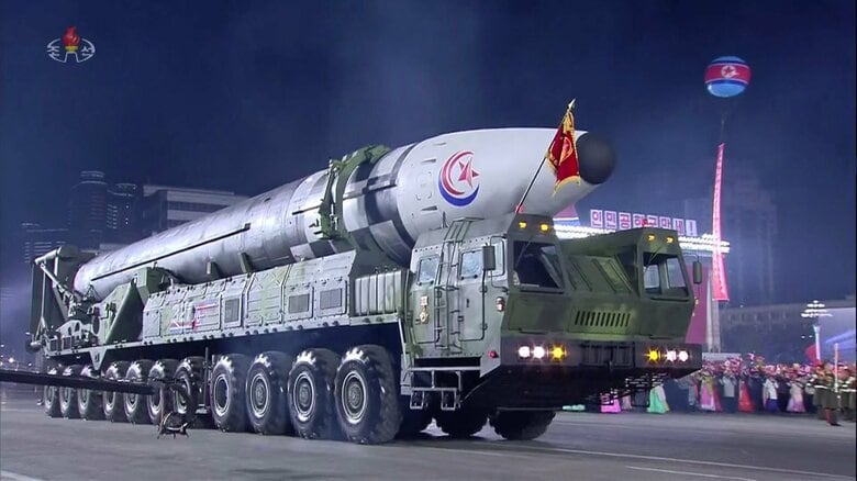 北朝鮮の火星17型大陸間弾道ミサイル(資料)