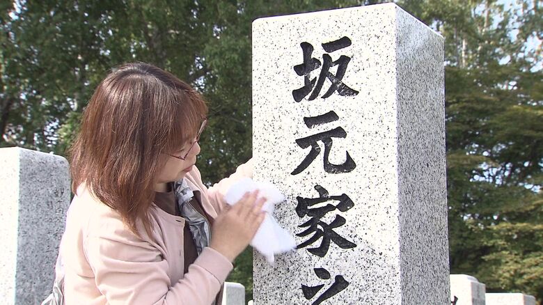 墓参に訪れた人