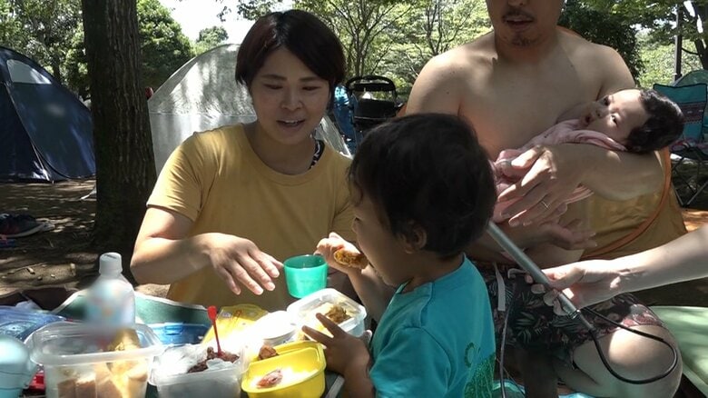 おいしそうにお弁当を食べる親子