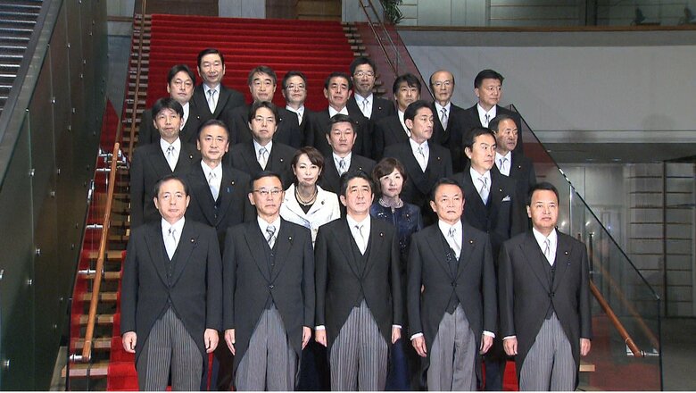 第二次安倍内閣発足　小野寺氏は左上　2012年12月