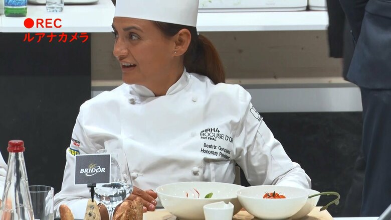 台が回転し驚きをみせる審査員