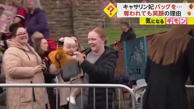 バッグを落としてしまう赤ちゃん