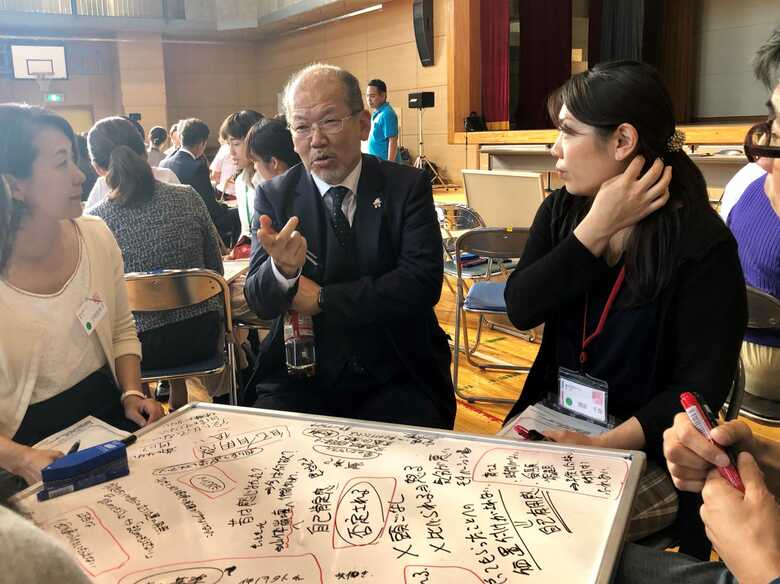 大熊教育長（中央）もグループワークに入る