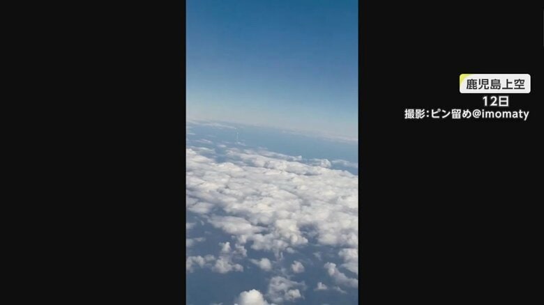 一筋の白い雲をのばし打ち上げられたH2Aロケットが空へ上っていく瞬間①