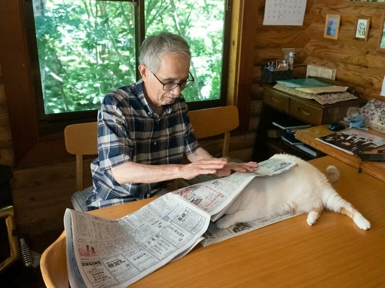 お父さんがメイくんへ仕返しで新聞をかぶせた（提供：MARCOさん）