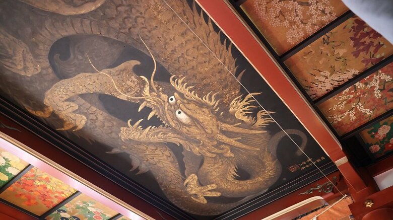 本堂内の天井に描かれた龍の絵（編集部撮影）