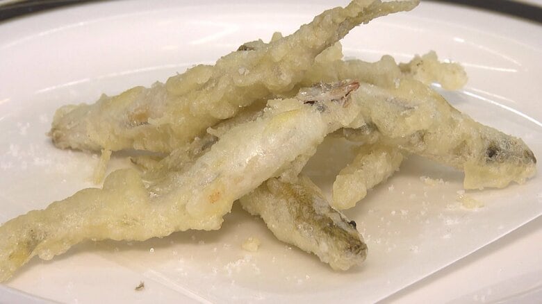 アツアツのワカサギ天ぷらに合わせたいのが会津山塩