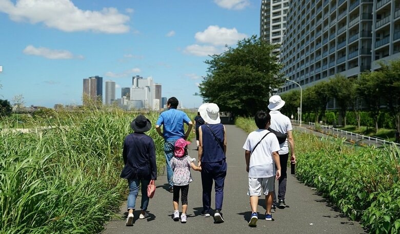 社長の提案で息抜きに多摩川の土手の散歩もしたという