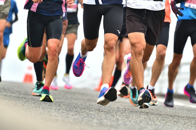 厚底は下半身の骨格にダメージが及びやすい（画像：イメージ）