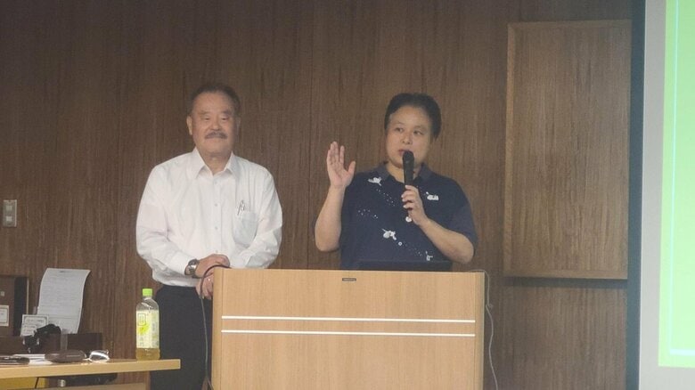警察政策学会の部会でスピーチする井上さん夫妻