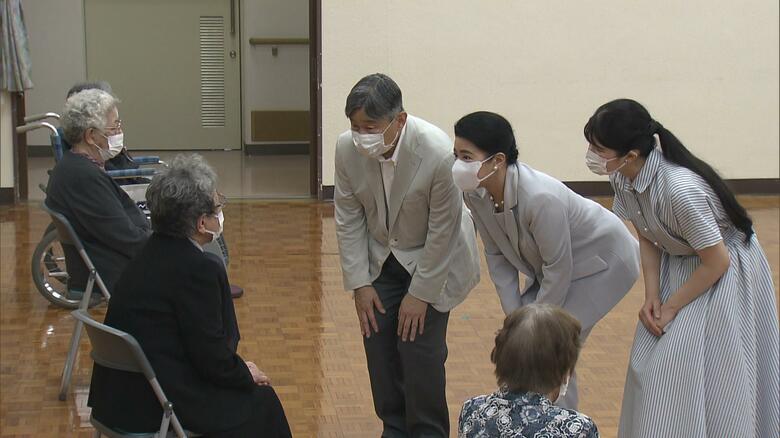 恵の丘長崎原爆ホームの入所者と懇談される天皇ご一家