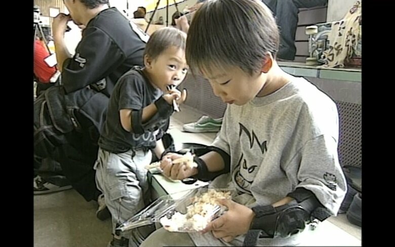 2003年（当時4歳）スケボー大会に兄弟で出場