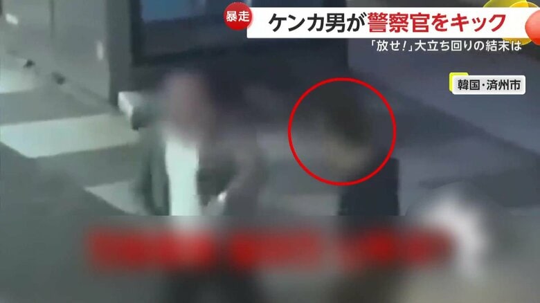 殴り合う男たち（7月9日、韓国・済州市の通り）