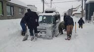 【北海道の洗礼】記録的“ドカ雪”で札幌が機能不全に…バススタック、7000人の空港孤立、物流停滞で一部商品が品薄も…交通障害も頻発し市民生活には「災害級」の混乱