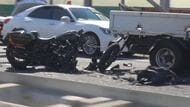 大型バイク2台がトラックに突っ込み、軽乗用車も巻き込む　高速…