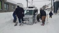 【北海道の洗礼】記録的“ドカ雪”で札幌が機能不全に…バススタック、7000人の空港孤立、物流停滞で一部商品が品薄も…交通障害も頻発し市民生活には「災害級」の混乱