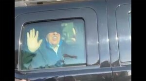 支持者が集会“衝突”で重傷も トランプ氏またゴルフ