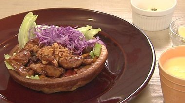 元夫の借金返済し終えたシングルマザー…厚焼きクレープ「パスカード」食べ、「これは当たる」一躍人気カフェに
