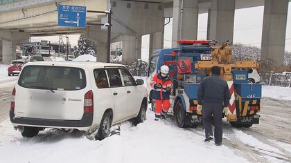 スリップ、脱輪、立ち往生…バッテリー上がりも　冬は車トラブル続出　JAF出動に密着　回避の極意は「急がば回れ」