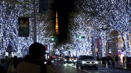 【迷惑】“映え”求め神宮外苑イチョウに殺到…赤信号の横断歩道や車道中央で撮影も　六本木“イルミ”警備員3倍に