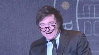 「アルゼンチンのトランプ」助言者は犬5匹？　大胆な経済政策掲げチェーンソーに“札はがし”のパフォーマンス　大統領選勝利にあの人も祝意