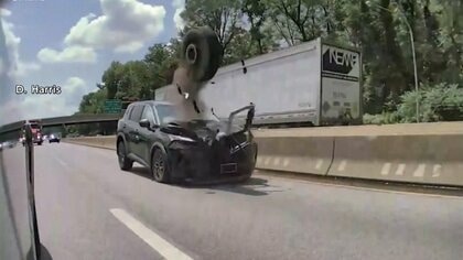 高速道路を走行中、真正面から“飛んできた”タイヤが直撃　フロントが大破　前を走っていたトラックからはずれたか　アメリカ