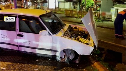 猛スピードで中央分離帯を飛び越える車…運転者は無免許で飲酒　運転操作誤り10メートル下に落ちる車も　トルコ