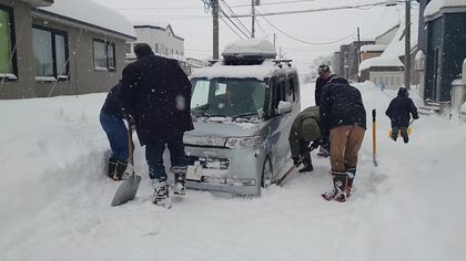 【北海道の洗礼】記録的“ドカ雪”で札幌が機能不全に…バススタック、7000人の空港孤立、物流停滞で一部商品が品薄も…交通障害も頻発し市民生活には「災害級」の混乱