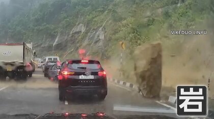【直撃の瞬間】“巨大な落石”がクルマに！　一瞬で押しつぶし、隣にも…“地滑り”頻発の高速道路で2人死亡　インド