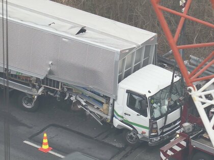 車体の一部が外側に…東名高速でトラックが左側のガードレール突き破る 運転手の60代位の男性はケガなしか