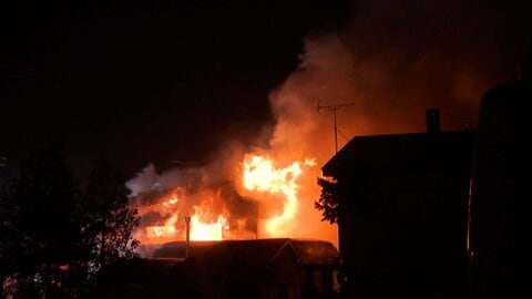 住宅火災で焼け跡から女性1人の遺体発見…親子2人暮らしで遺体は80代の母親か　50代女性が喉の痛み訴え病院に搬送　北海道江別市