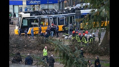 【速報】イタリア・ミラノで新型路面電車が脱線　少なくとも1人死亡、約40人負傷