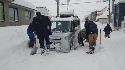 【北海道の洗礼】記録的“ドカ雪”で札幌が機能不全に…バススタック、7000人の空港孤立、物流停滞で一部商品が品薄も…交通障害も頻発し市民生活には「災害級」の混乱