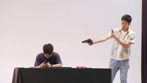 プロの俳優が演劇交えオンカジや闇バイトの危険性訴える　夏休み前に高校生向け防犯教室　薬物乱用防止の講義も　警視庁