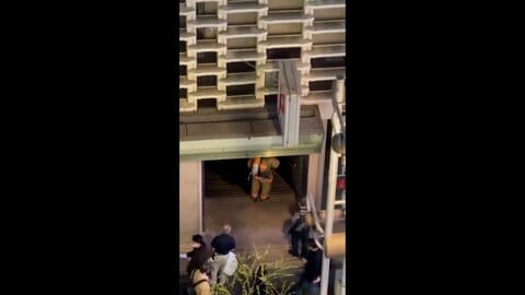 東京・港区JR新橋駅近く「ニュー新橋ビル」で火事　停電も発生　ケガ人なし　