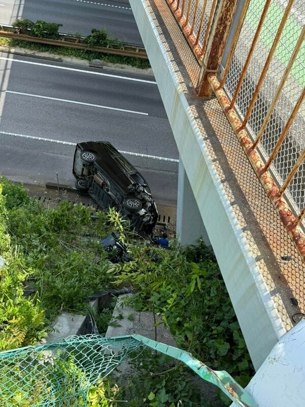【速報】高速道路に車が”転落”も小学生2人を事故現場に放置し逃走 運転していた男を逮捕 無免許運転などの疑い 置き去りにされた児童は「親子でも親族でもない」 車両は他人名義であることが判明|FNNプライムオンライン