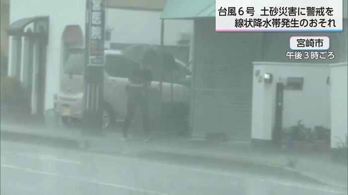 （梅雨入りし雨が降る県内の道路）