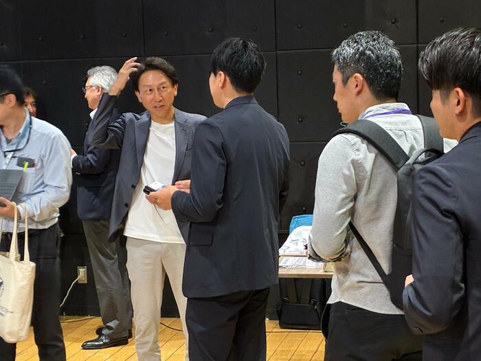 来場者と話す横井氏